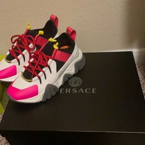 selling my Versace Sneakers, wore once bag and box